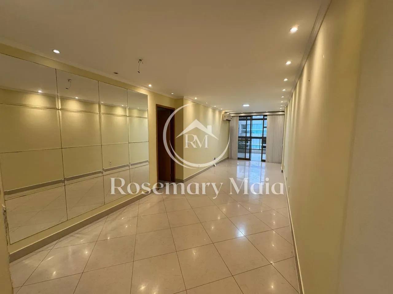 Home office in a 3-bedroom apartment, 135 m²