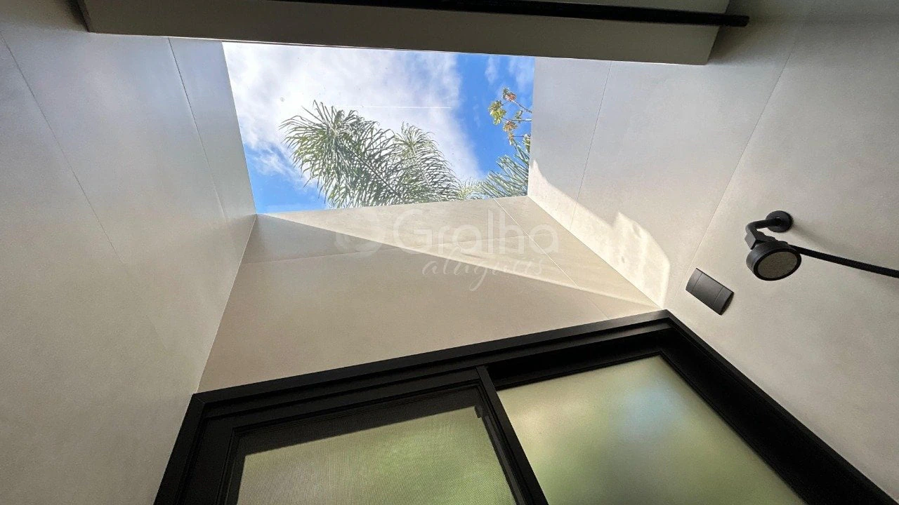 Furnished house, 158 m², with floor-to-ceiling windows — photo 21