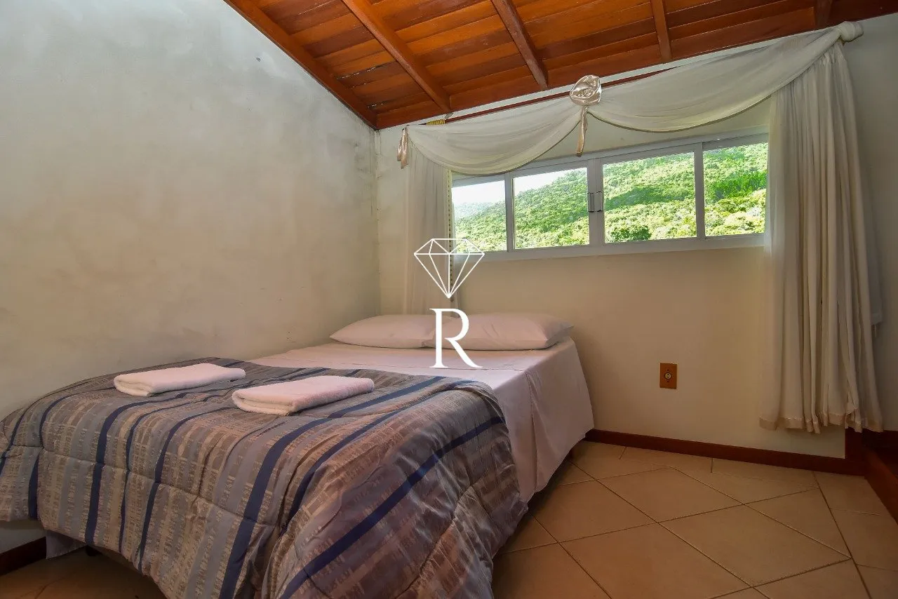 Casa tipo sítio con 4 dormitorios y 6 plazas de aparcamiento — photo 19