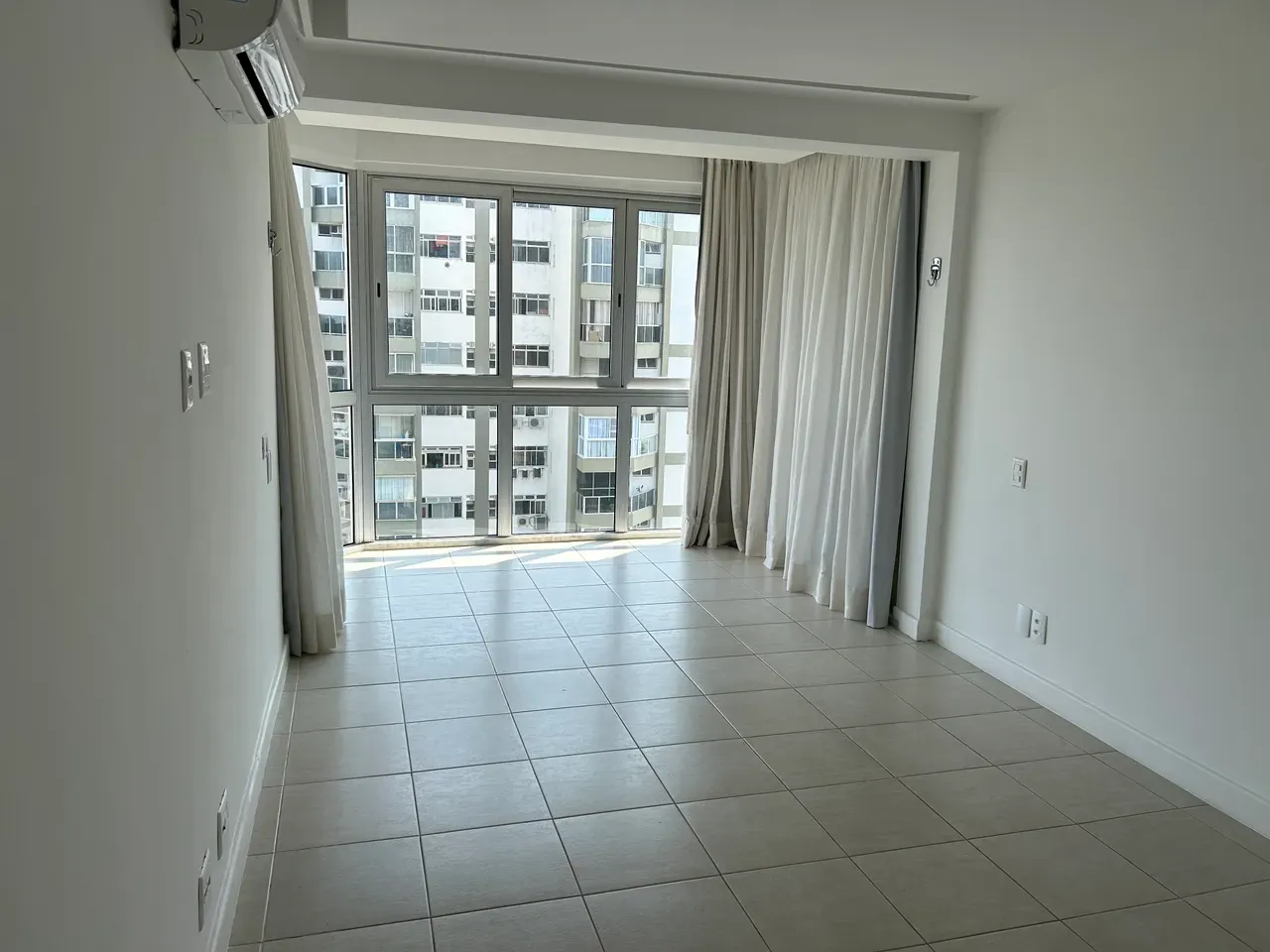 4-bedroom apartment with a water view — photo 3