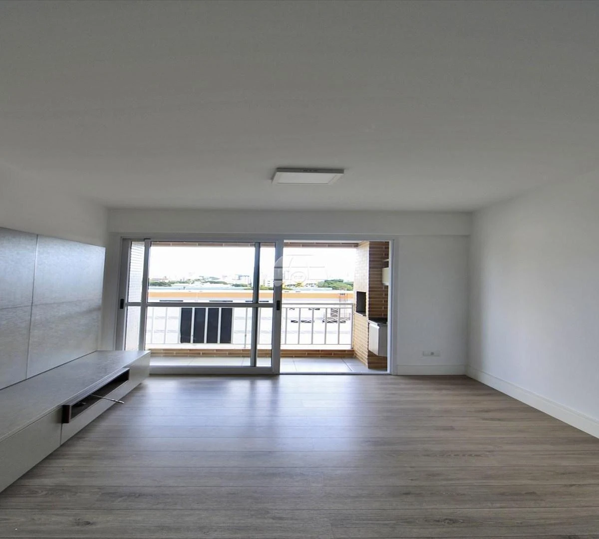 Balcony with a grill in a 2-bedroom apartment, 72 m² — photo 23