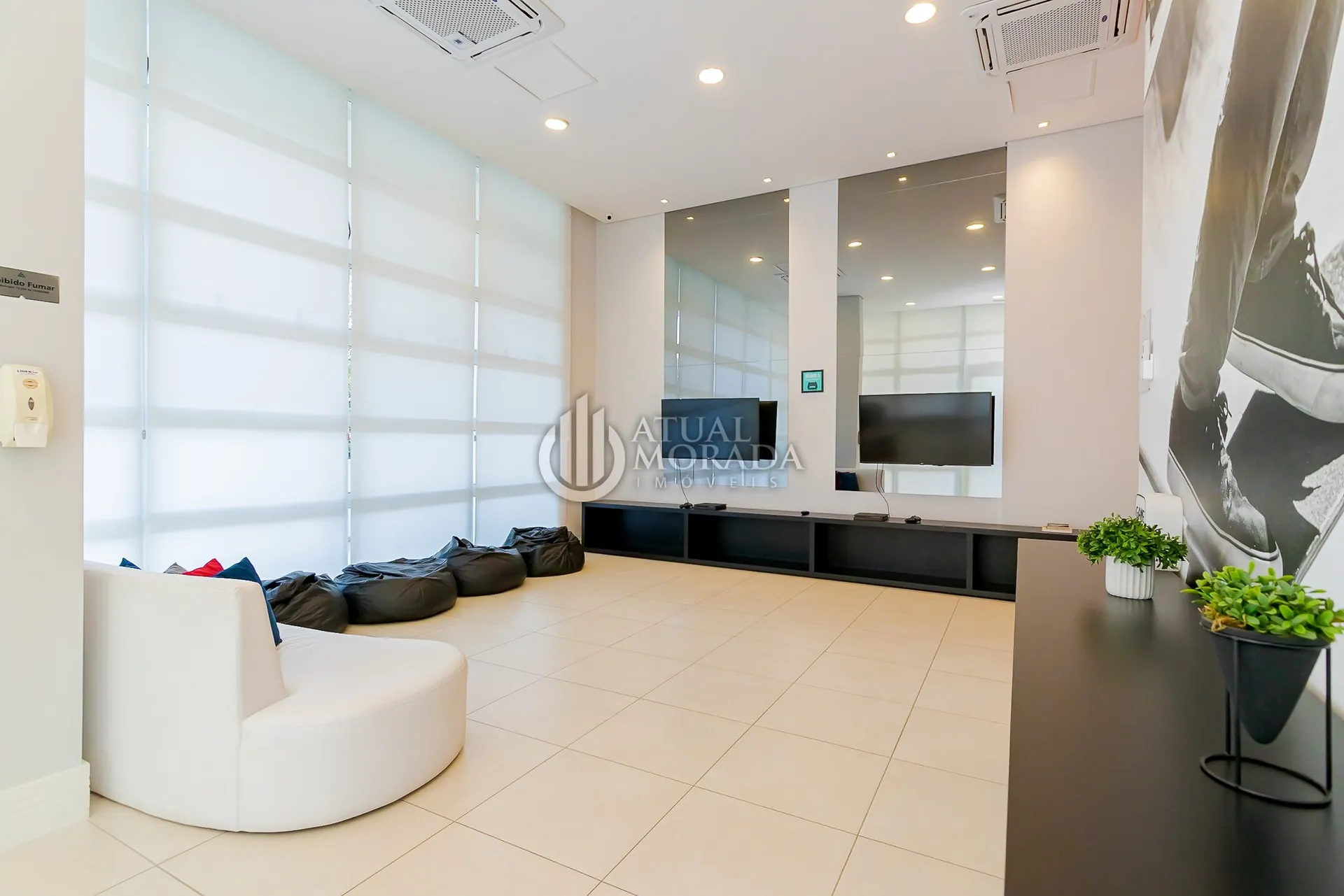 Furnished 2-bedroom apartment with open-plan kitchen — photo 37