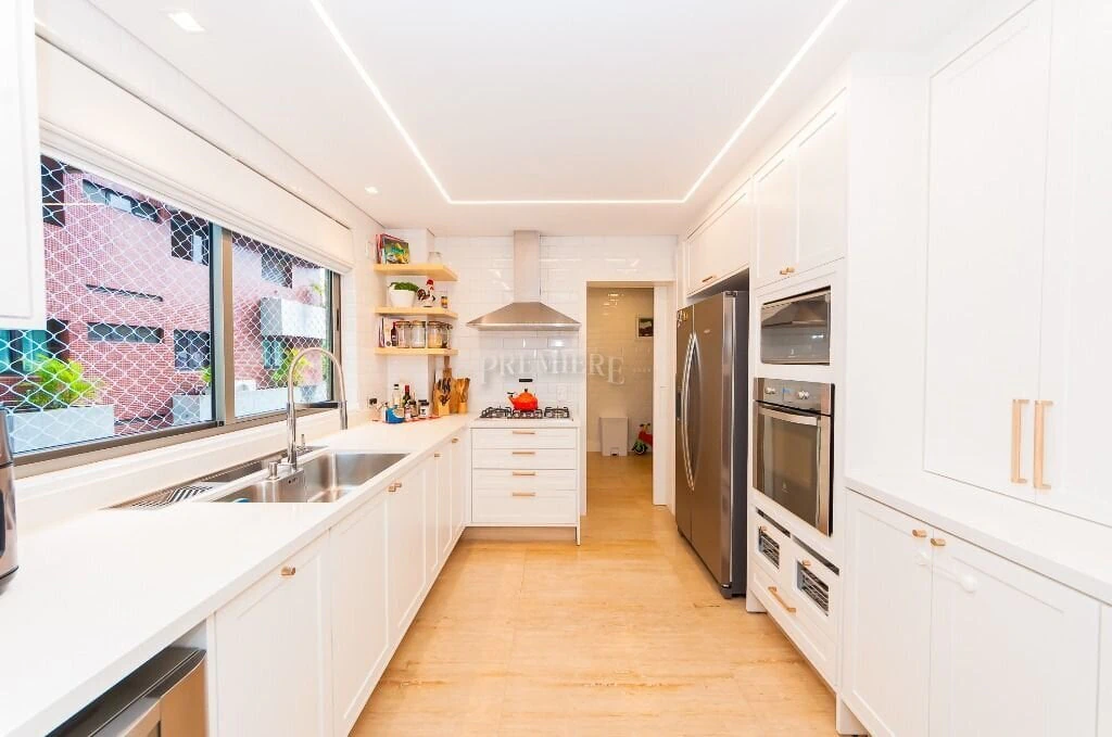 266 m² apartment with a walk-in closet and a bathtub — photo 6