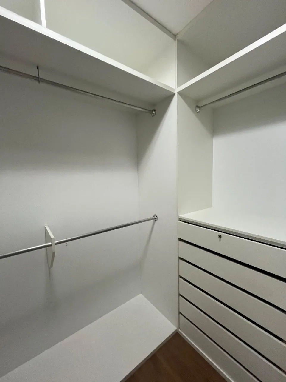 4-bedroom apartment with a walk-in closet — photo 11