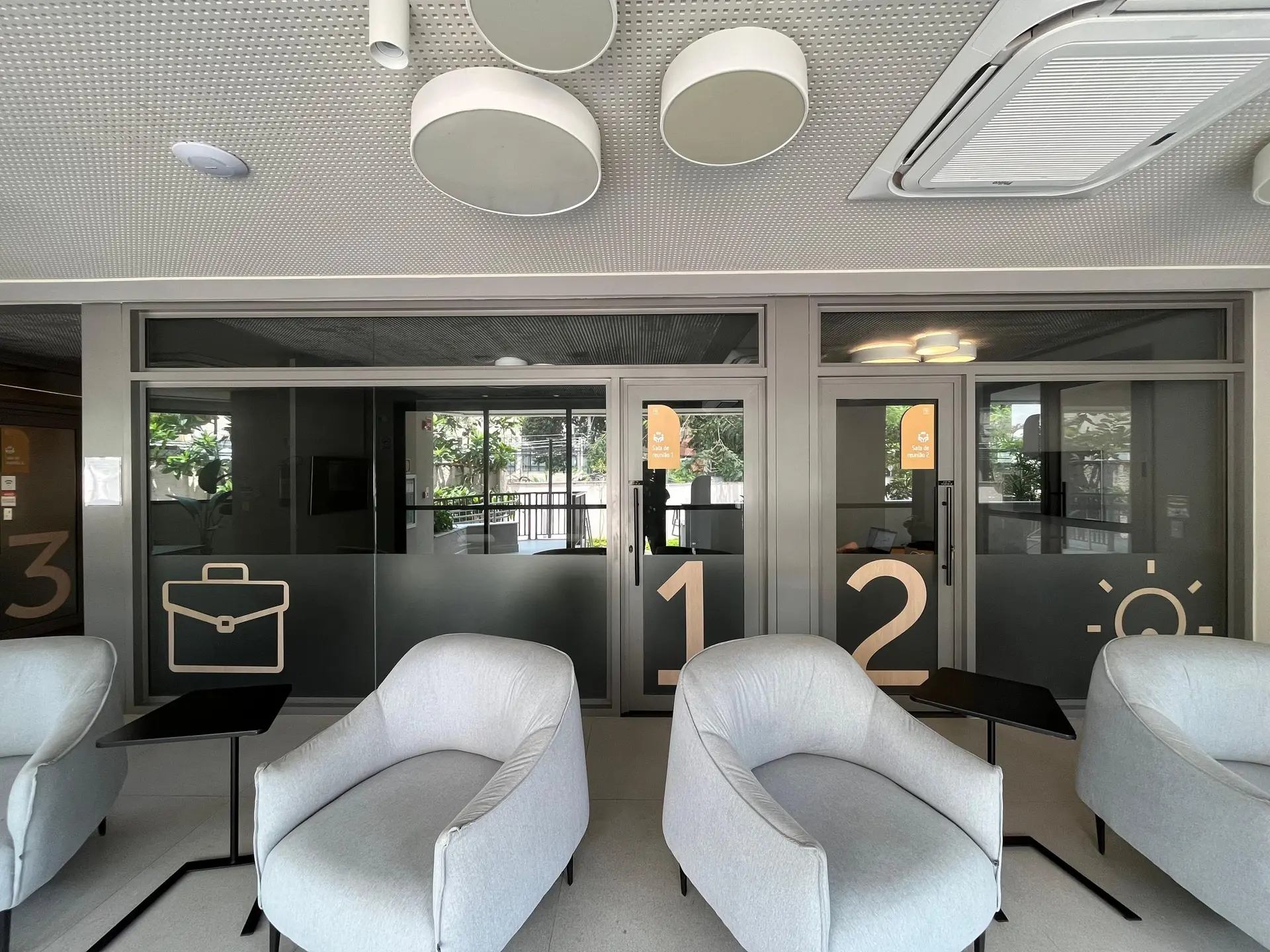 Furnished apartment, 89 m², with a glass-enclosed balcony — photo 46