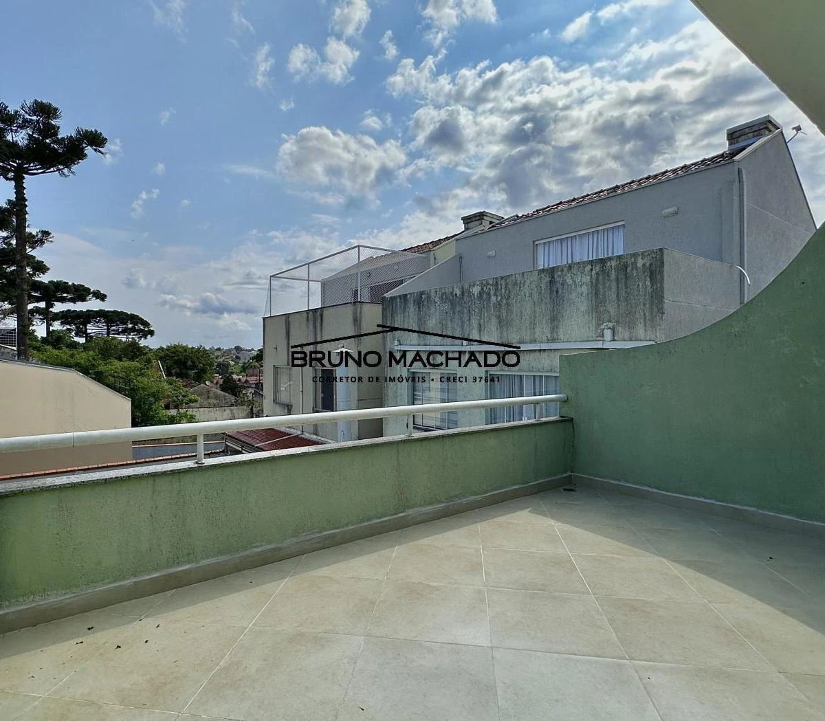 3-bedroom house with a walk-in closet in Curitiba — photo 32