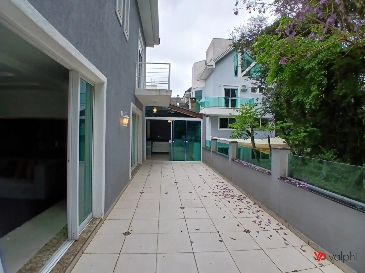 4-bedroom house with a grill on the balcony — photo 23