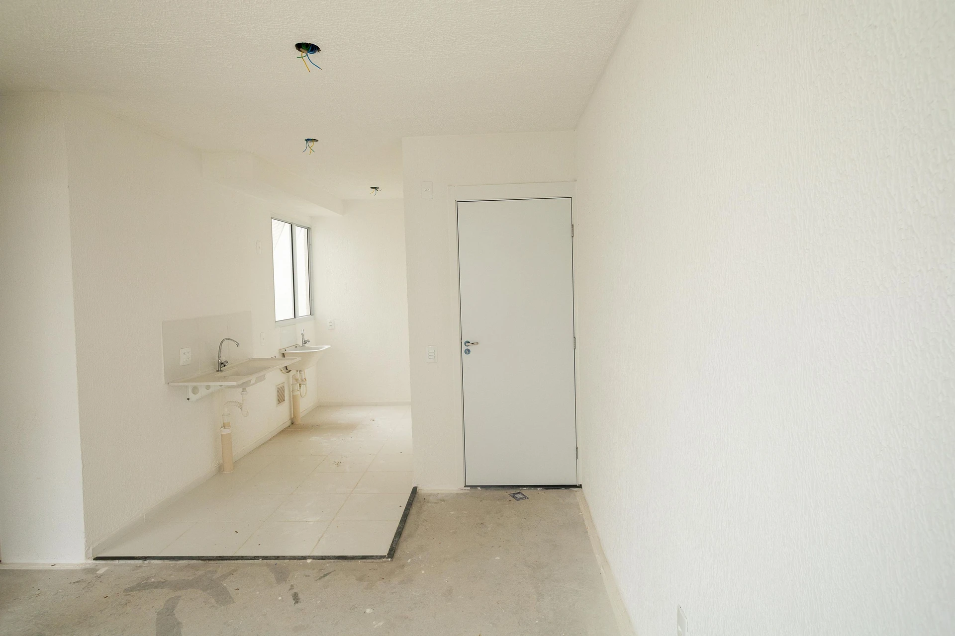 Unfurnished 2-bedroom apartment with a private garden — photo 2