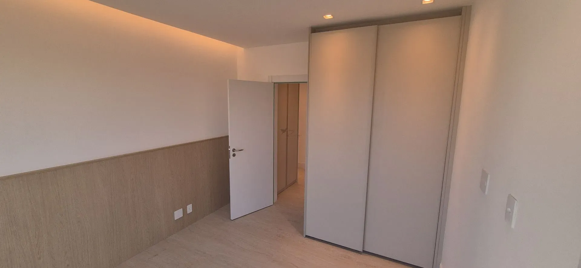 Unfurnished 4-bedroom apartment with closed kitchen — photo 41