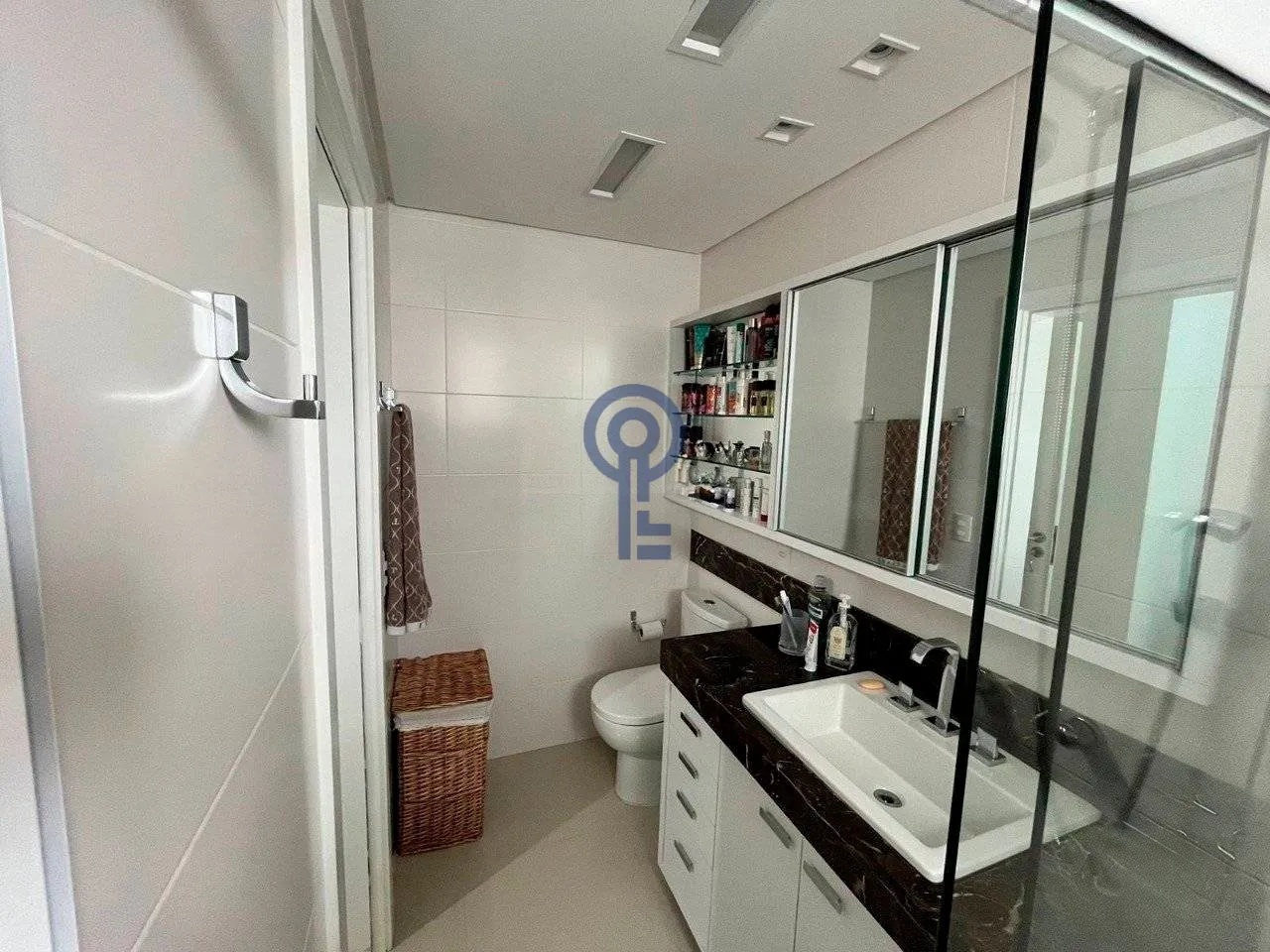 Furnished 4-bedroom apartment with 1 en-suite bath — photo 34