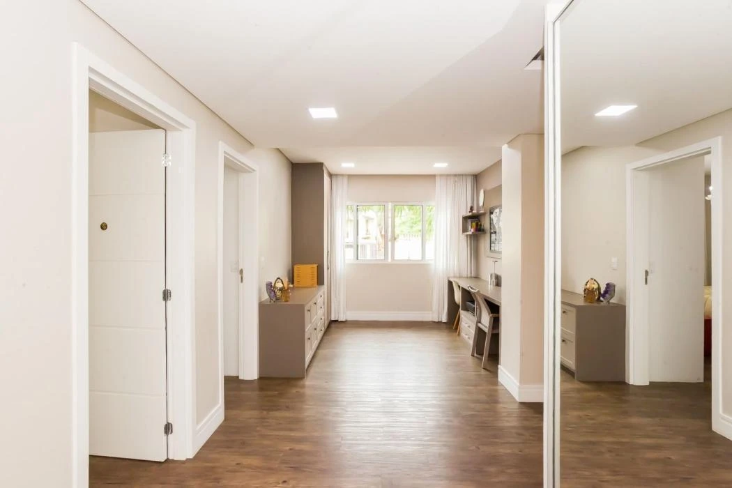 4-bedroom house with floor-to-ceiling windows — photo 11