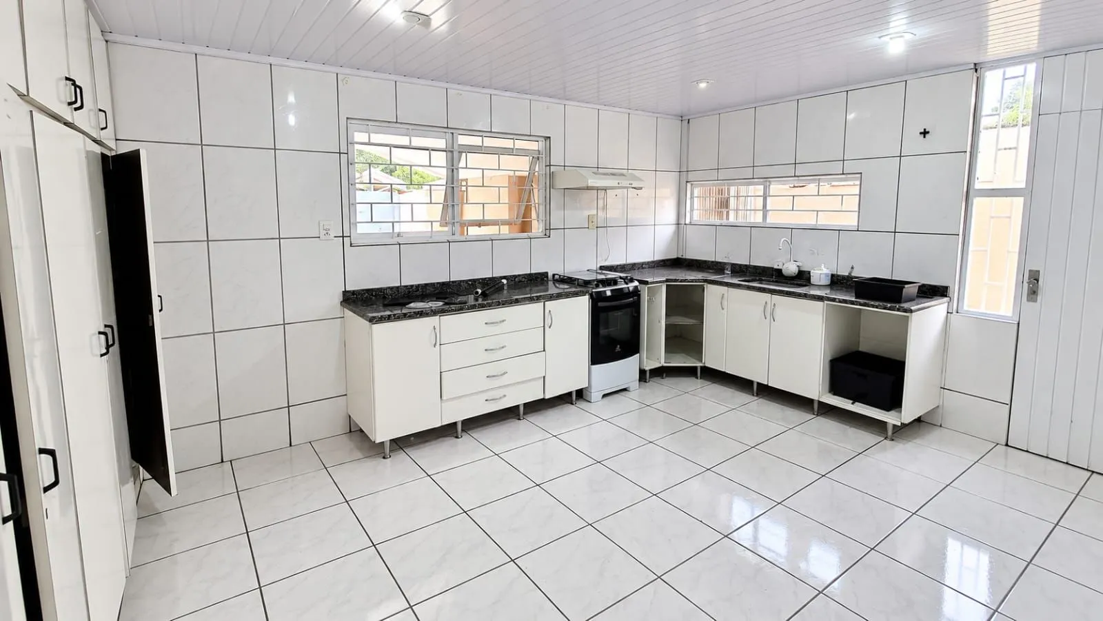 Casa de 4 dormitorios, 2 con baño propio, 220 m², Curitiba — photo 2