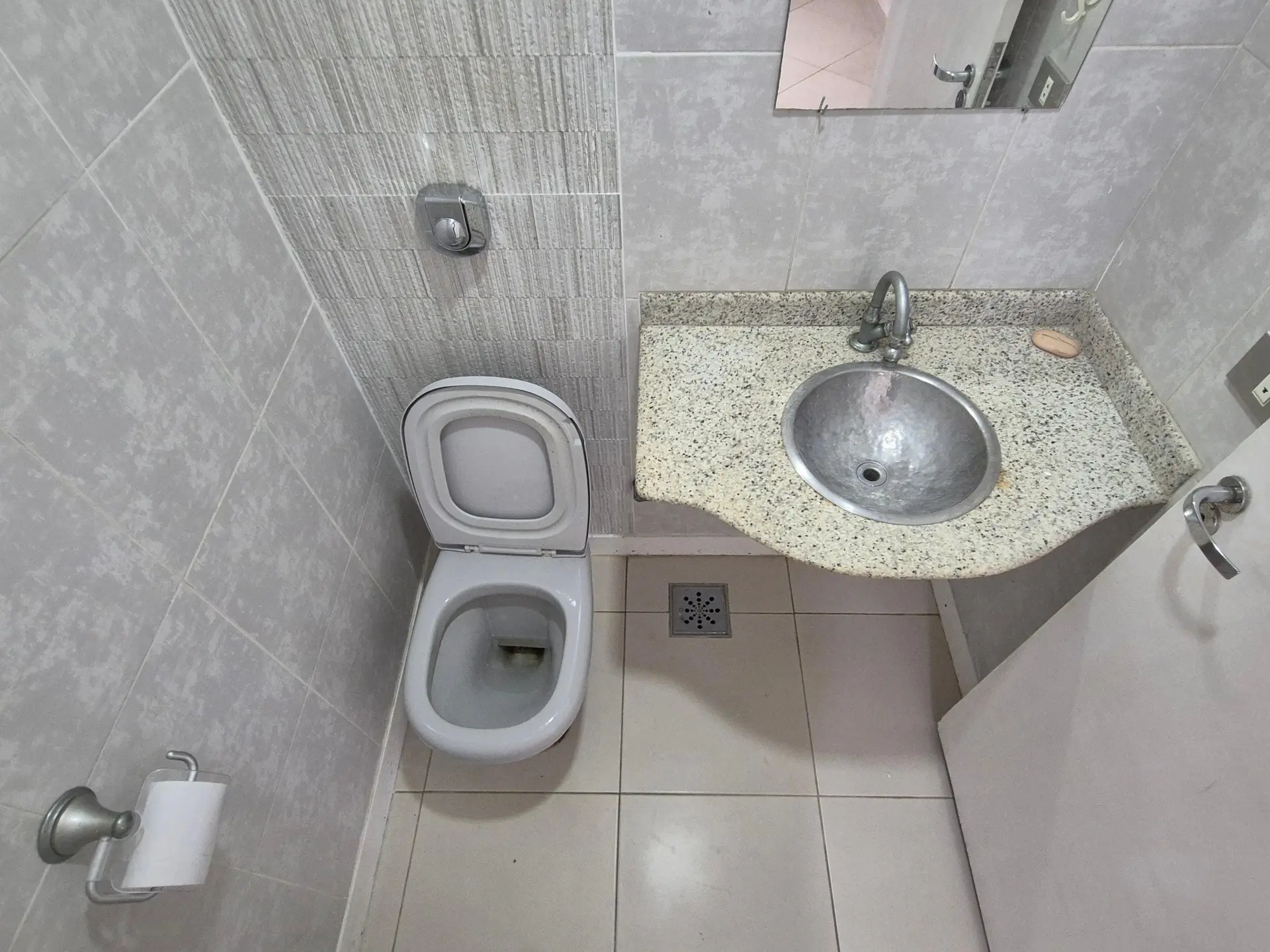 4-bedroom apartment with 3 bathrooms and a balcony — photo 3