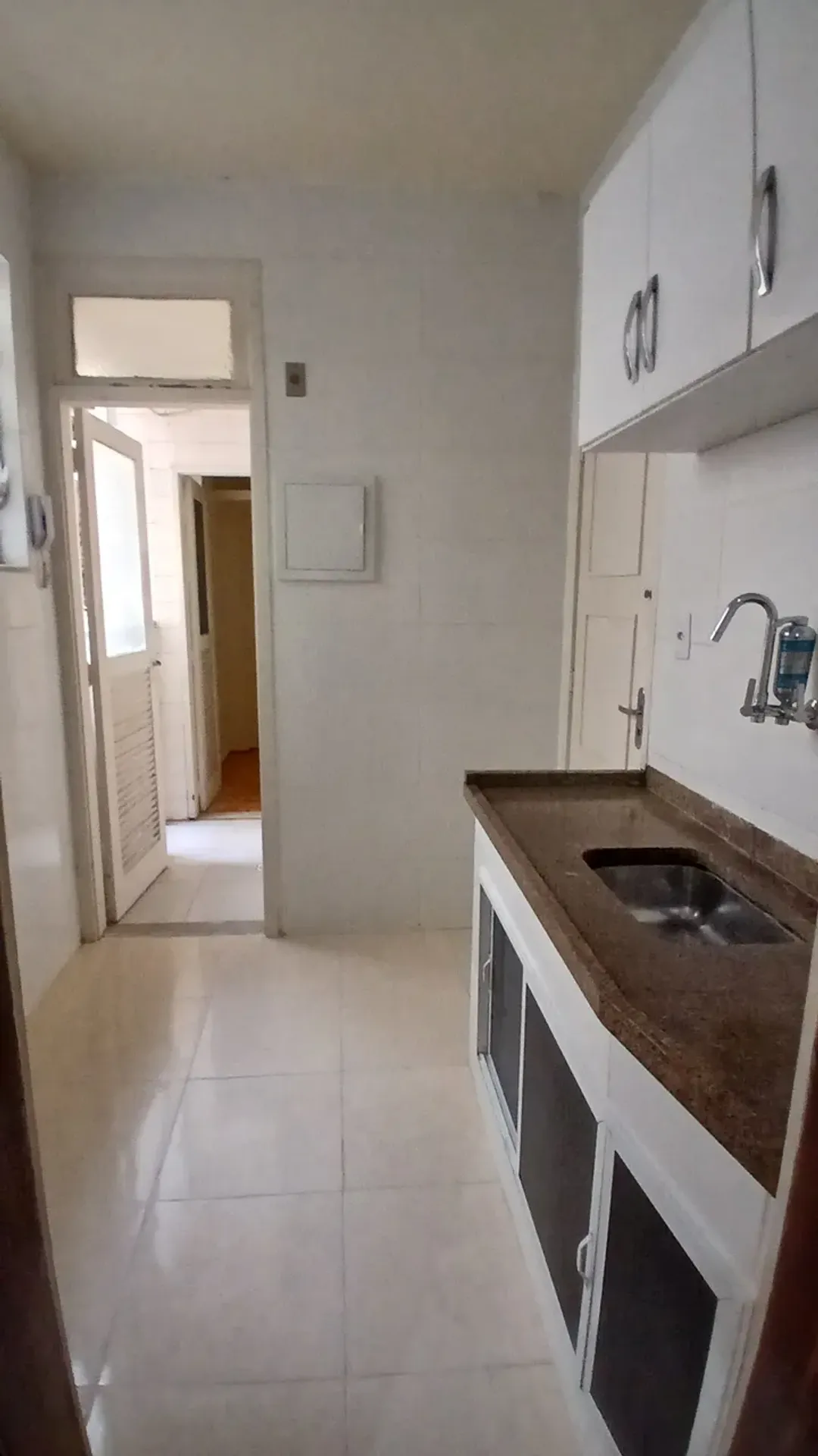 Walk-in closet in a one-bedroom apartment, 45 m² — photo 17