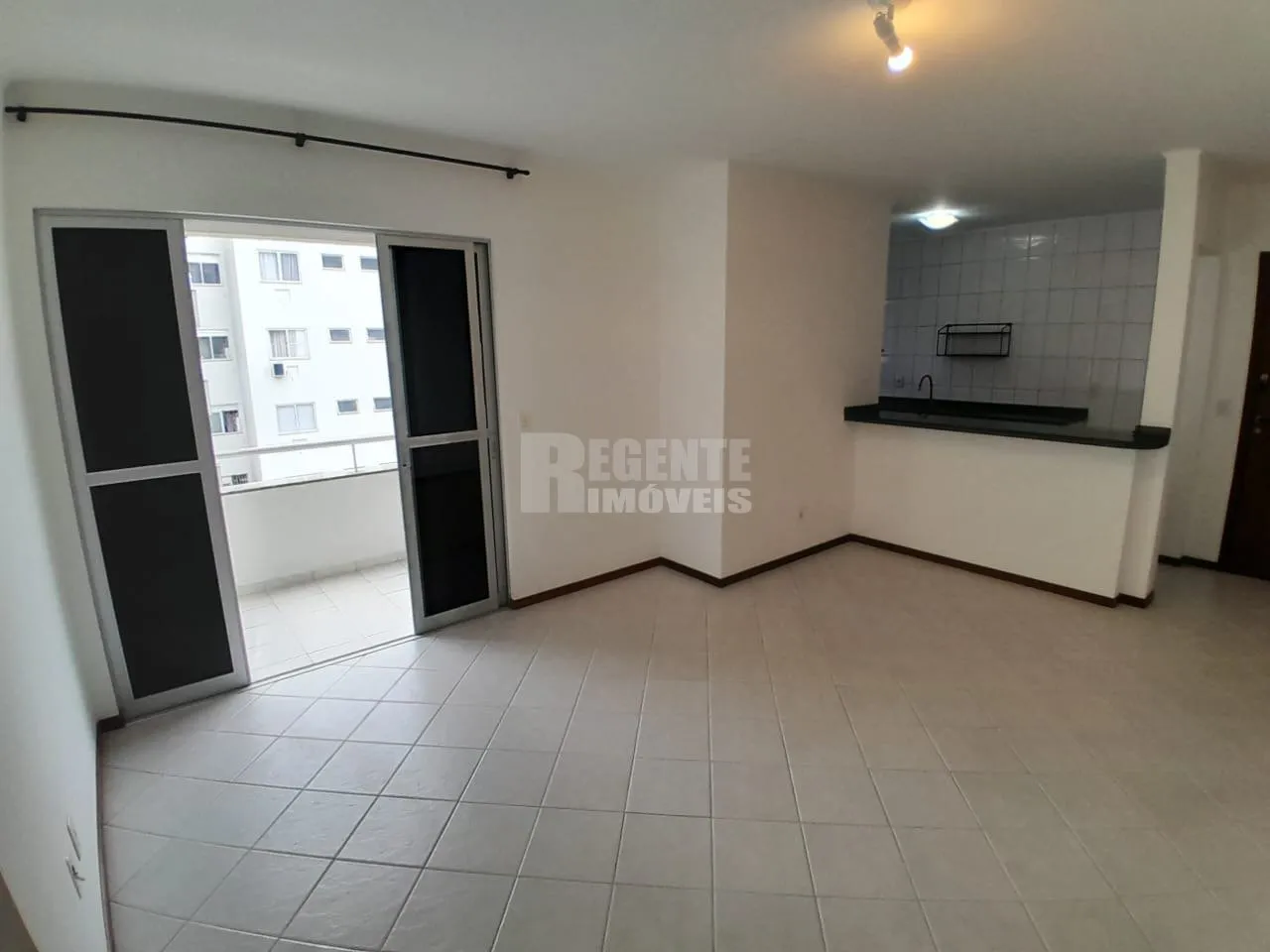 Apartamento de 2 dormitorios con cocina abierta y balcón