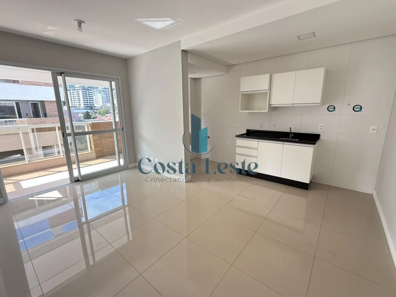 Balcony with a grill in a 2-bedroom apartment, 75 m² — photo 8