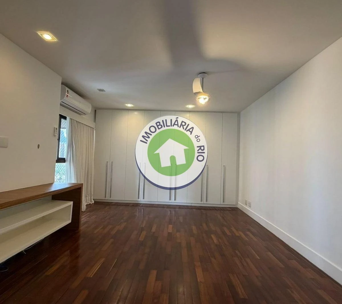 4-bedroom rental with 5 bathrooms and water views — photo 4