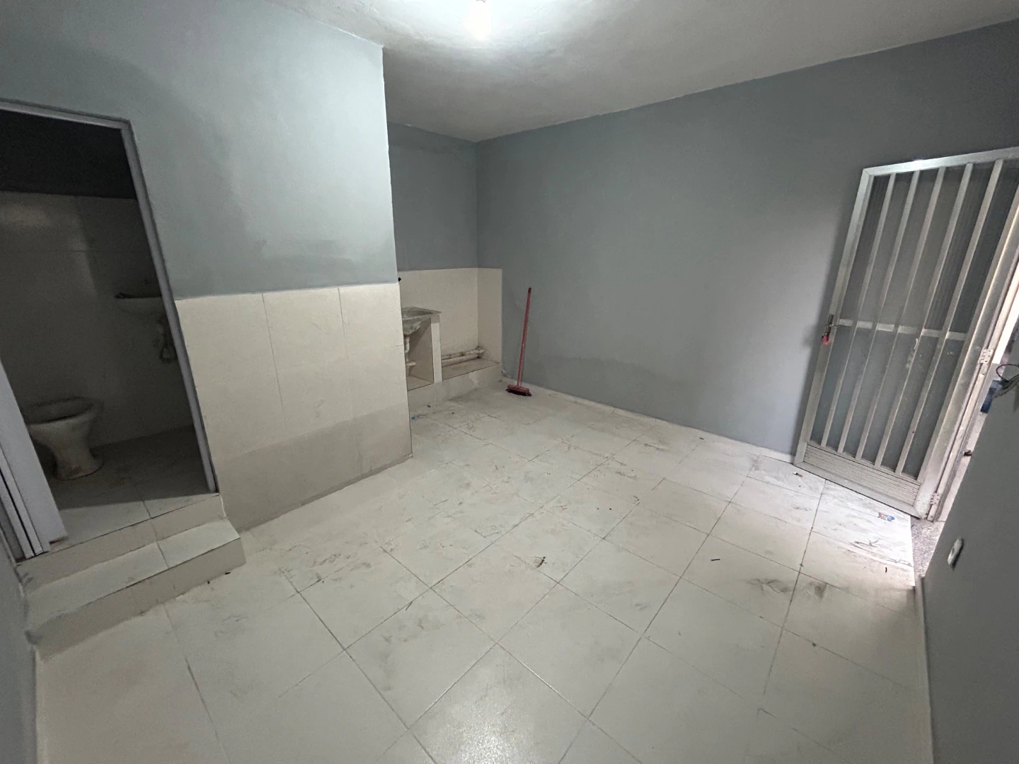 Unfurnished studio with 1 bedroom and a compact kitchenette — photo 5
