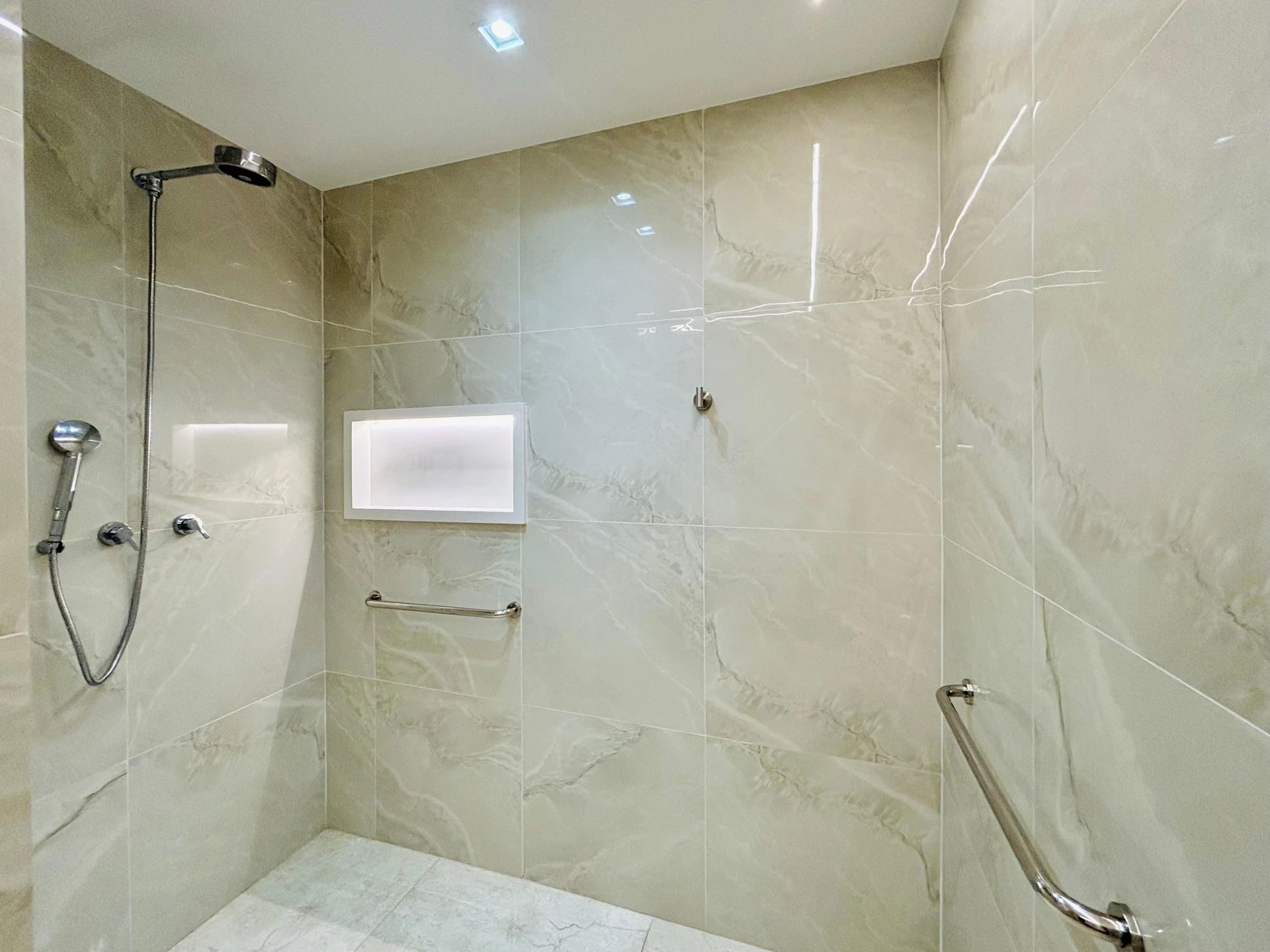 Washing machine in a 3-bedroom apartment, 401 m² — photo 27