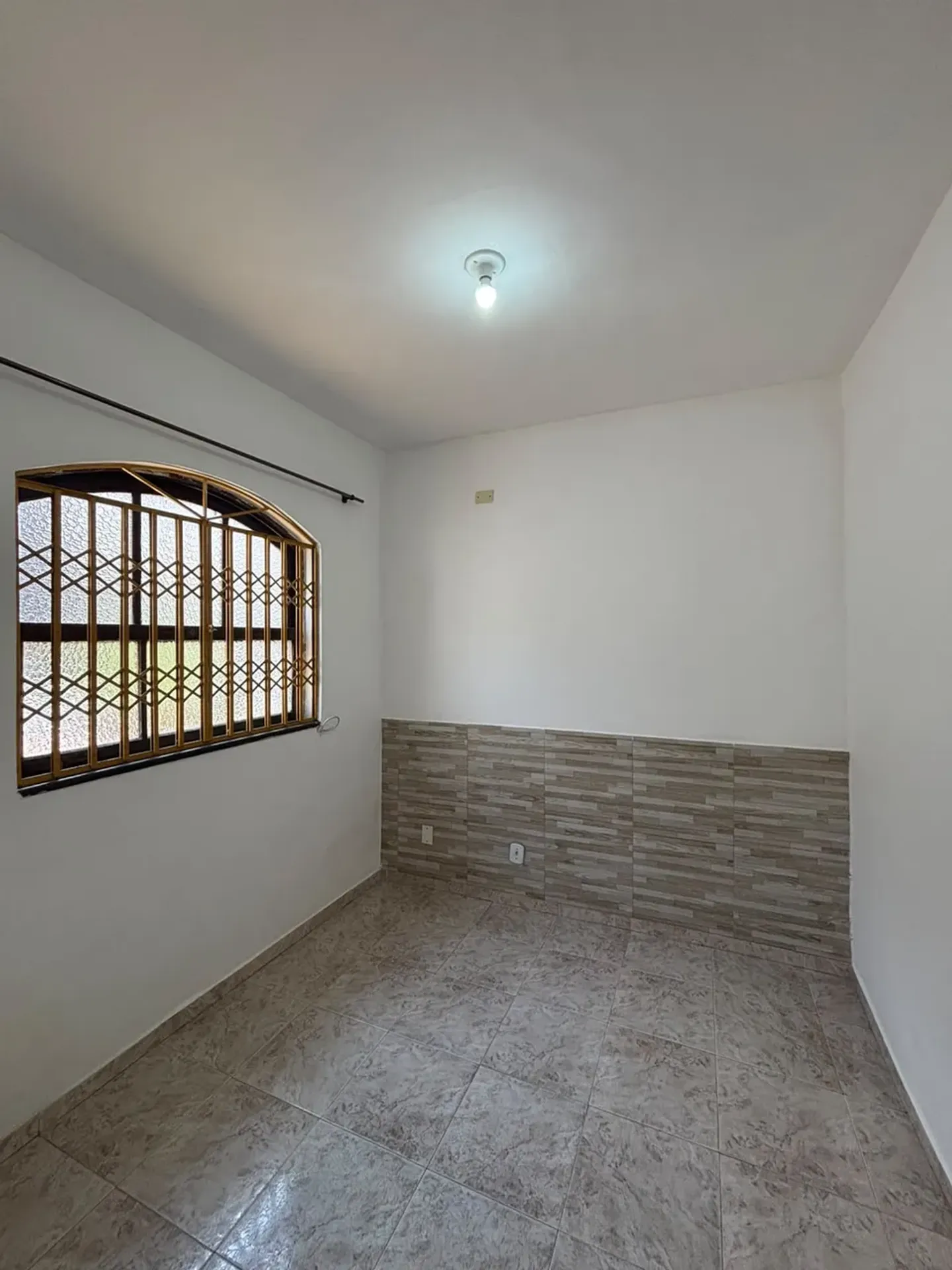Balcony with a grill in a 2-bedroom house, 120 m² — photo 21