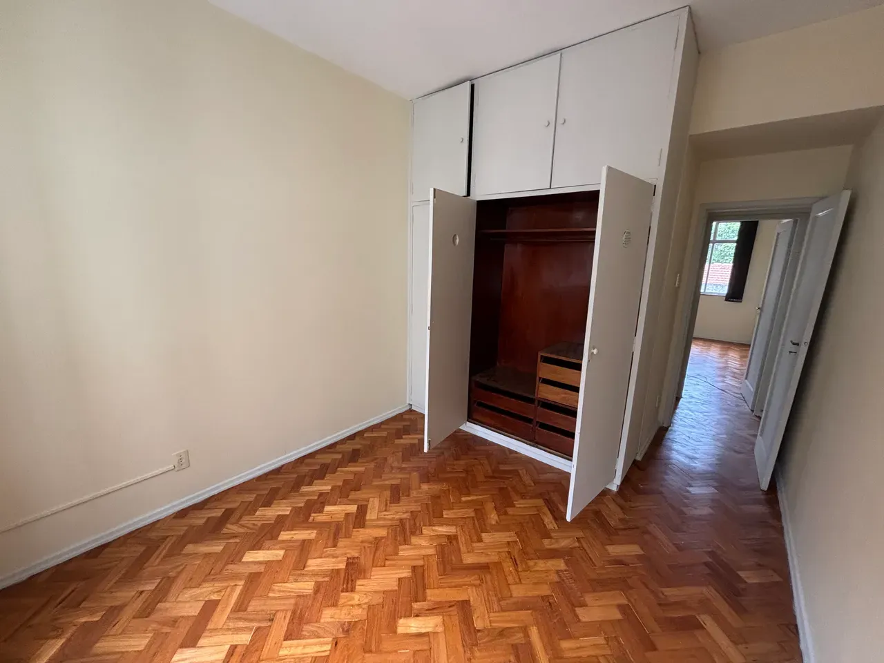 Wood or laminate floors in a 3-bedroom apartment, 100 m² — photo 7