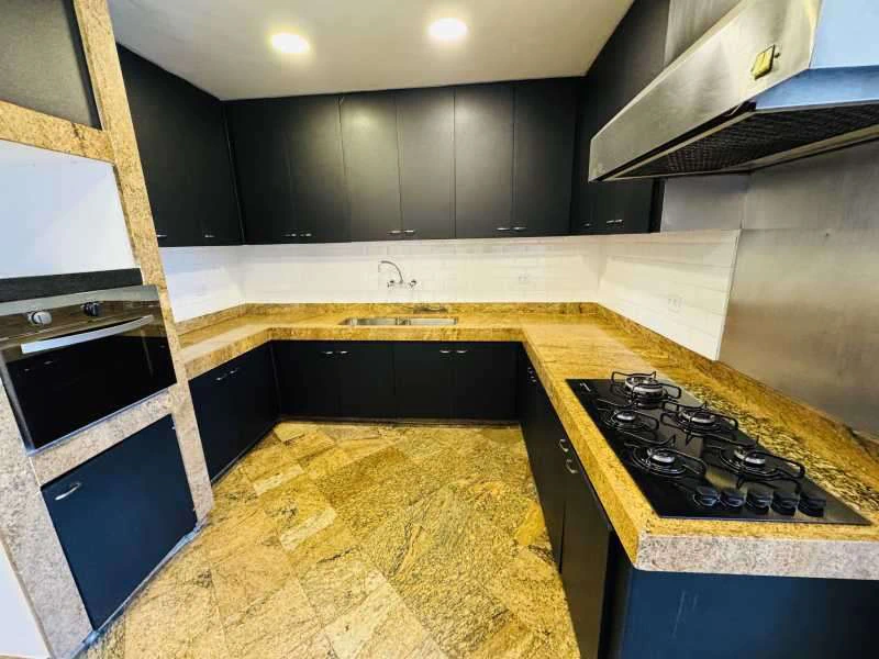 250 m² apartment with 4 bedrooms, 5 bathrooms and 3 parking — photo 13