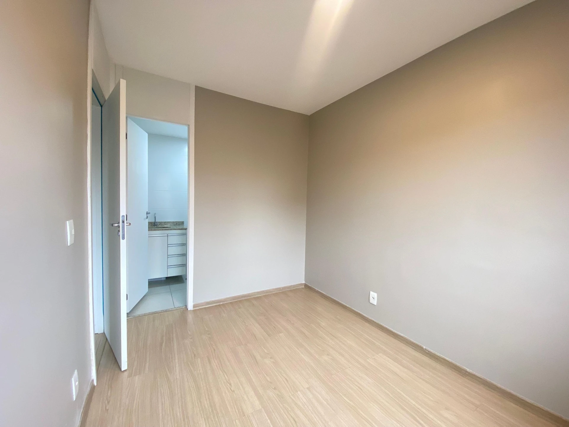 Apartment, 55 m², with wood or laminate floors — photo 4