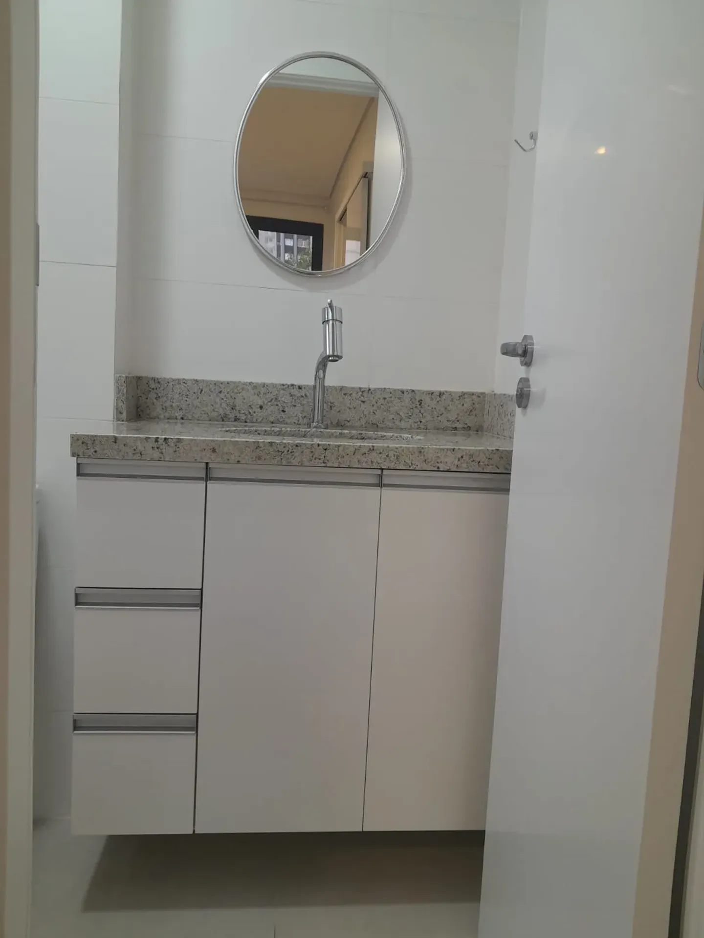 Furnished 1-bedroom apartment with open-plan kitchen — photo 26