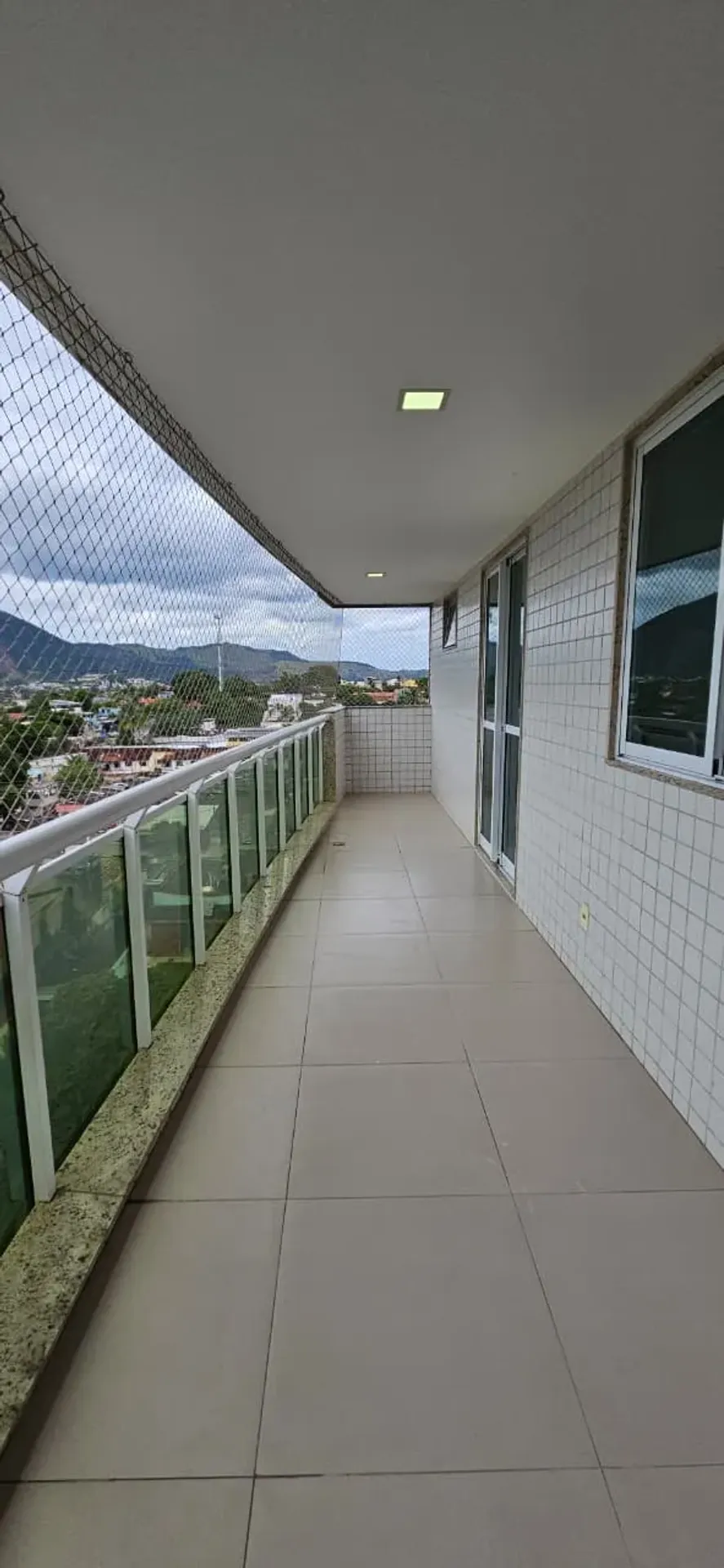 Apartamento con 4 dormitorios y balcón bien cuidado — photo 31