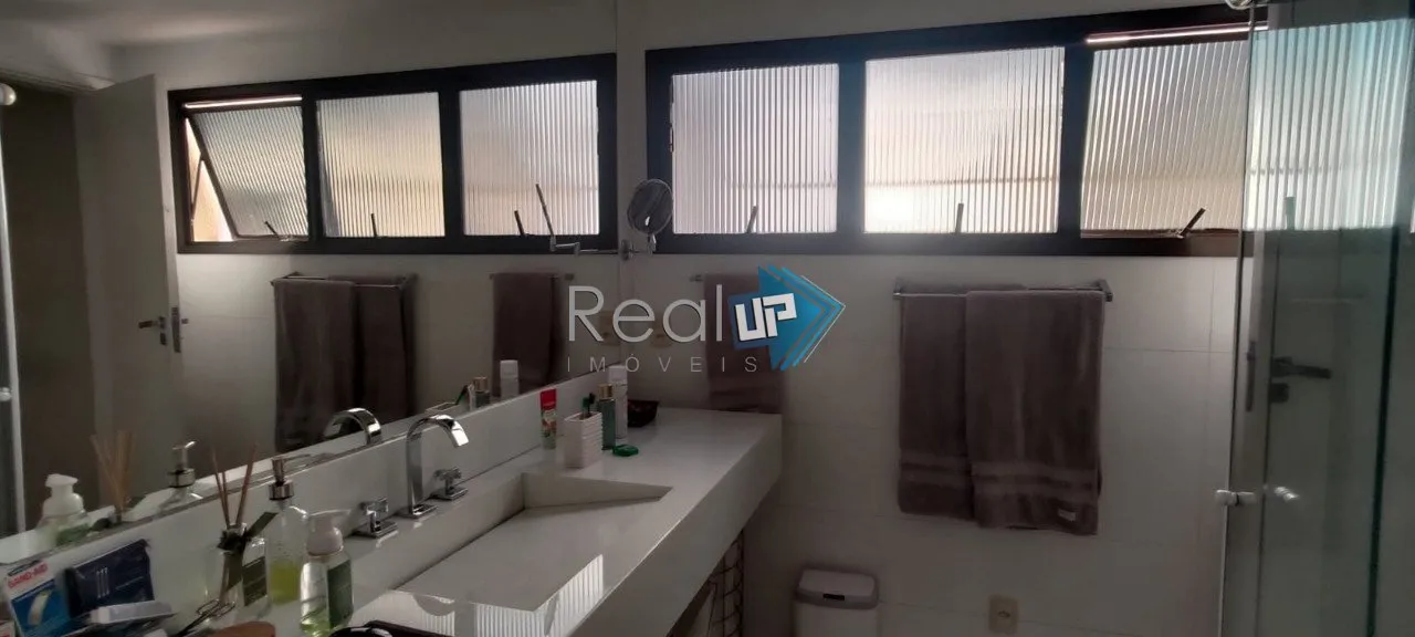 Unfurnished apartment with 3 bedrooms and a glazed balcony — photo 19