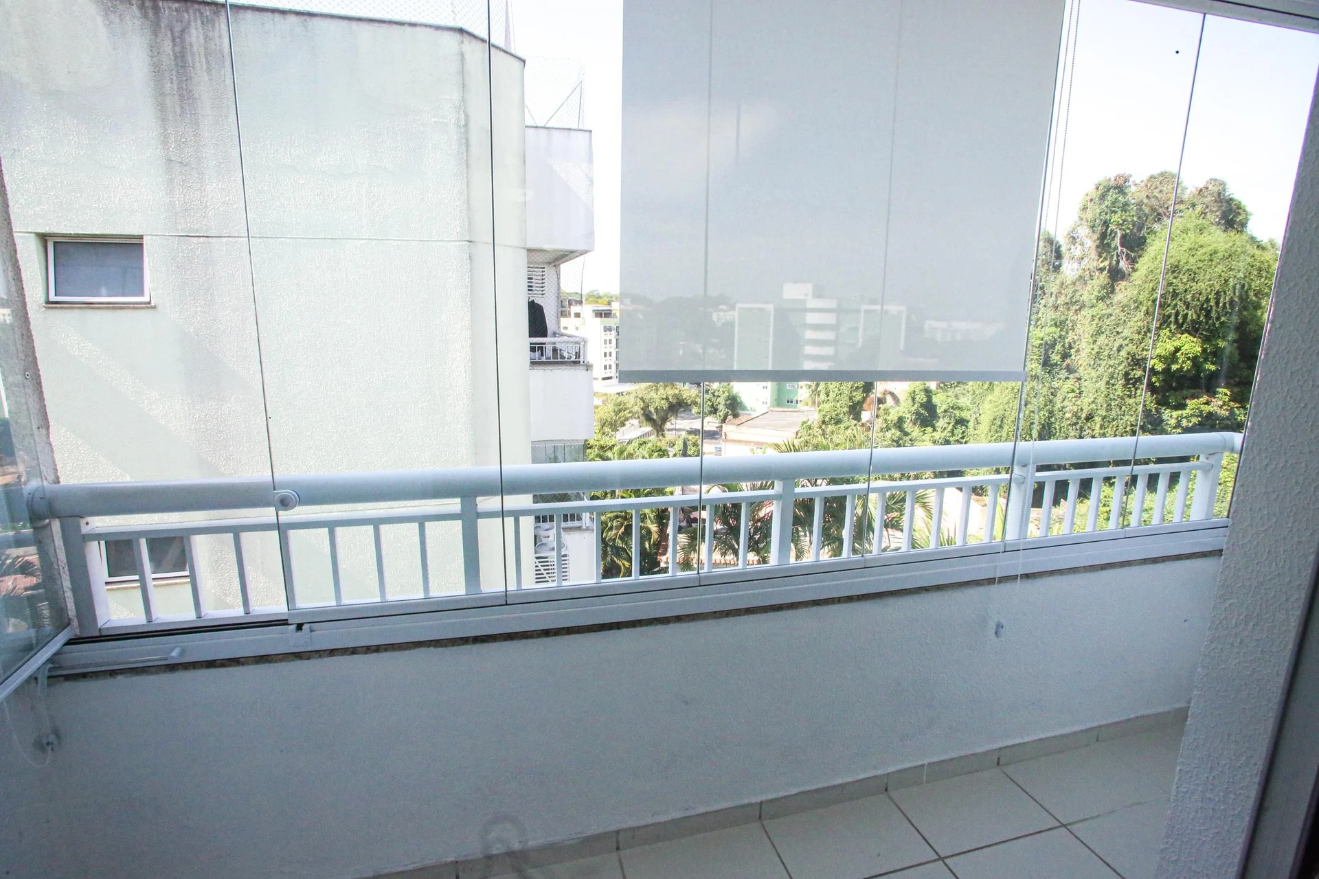 Glass-enclosed balcony in a 3-bedroom apartment, 131 m² — photo 33