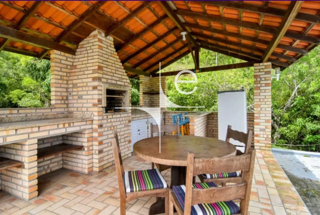 House with 3 bedrooms and 6 parking spots, balcony grill
