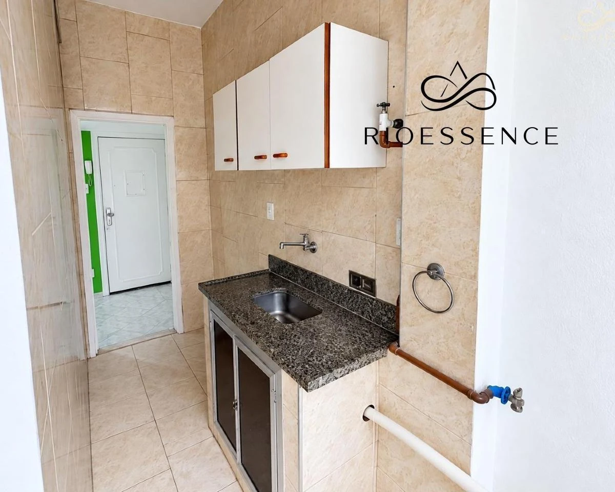 Glass-enclosed balcony in a one-bedroom apartment, 48 m² — photo 6