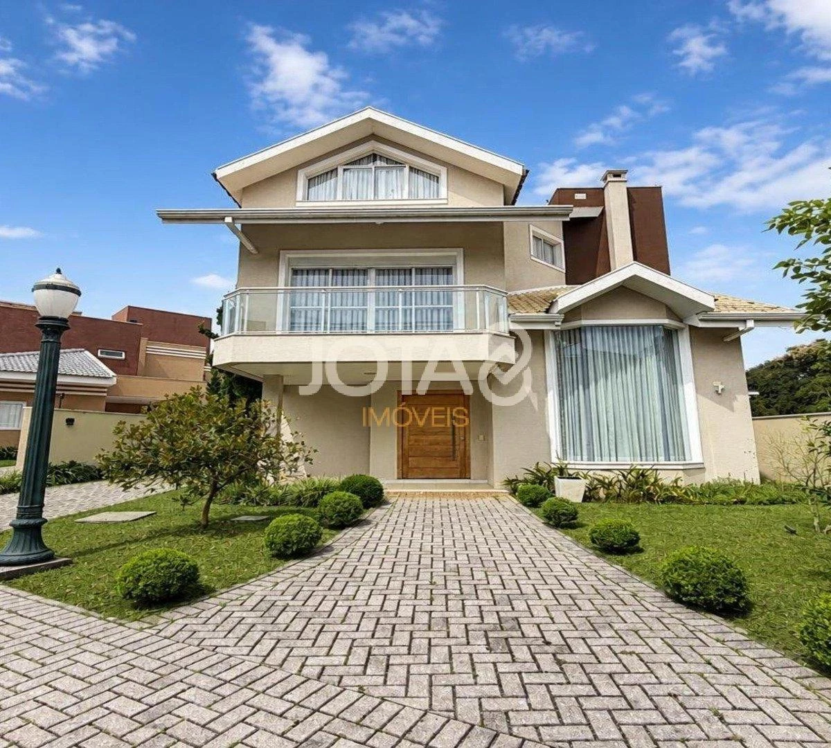 4-bedroom house with a glass-enclosed balcony in Curitiba — photo 9