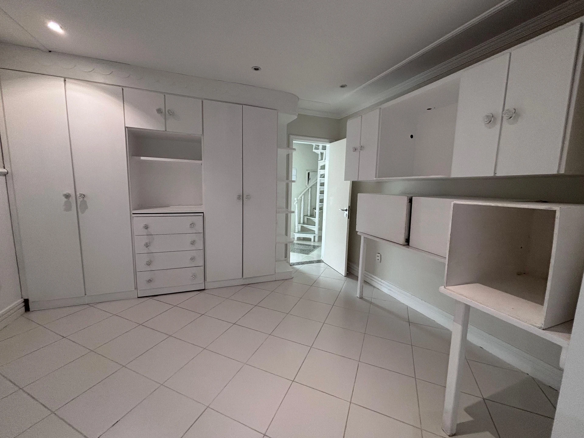 Condo house with 6 bedrooms and a balcony grill — photo 43