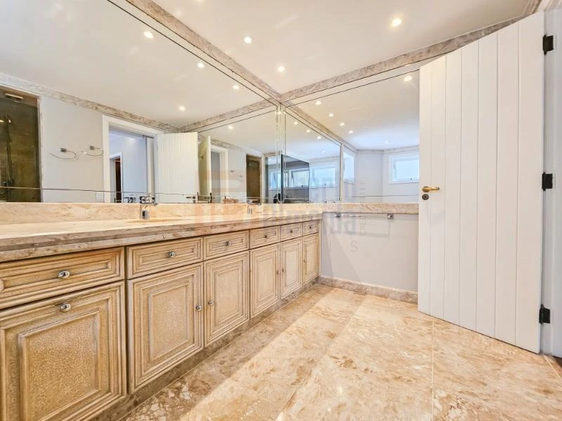 832 m² house with 6 bedrooms and an open-plan kitchen — photo 45
