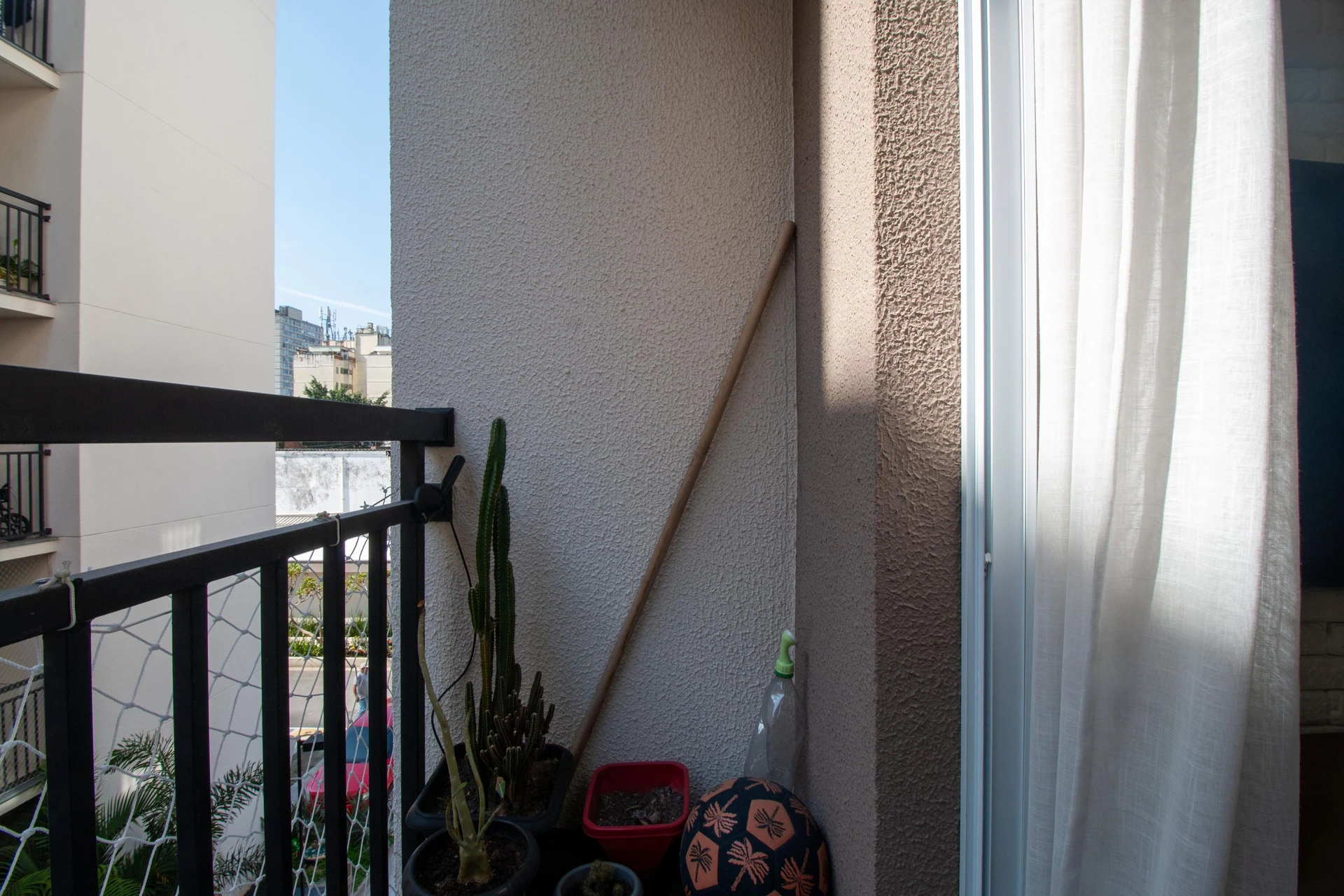 One-bedroom apartment in a building with a gym — photo 16