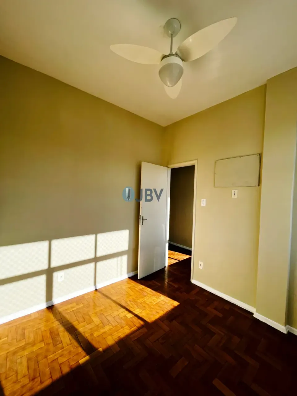 Деревянный пол или ламинат и 1 спальня: квартира 35 м² — photo 8