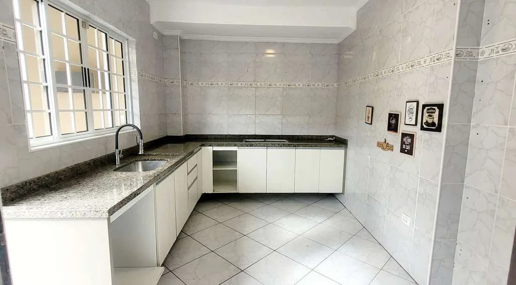 Sobrado com 3 quartos e 132 m², cozinha com fogão a gás