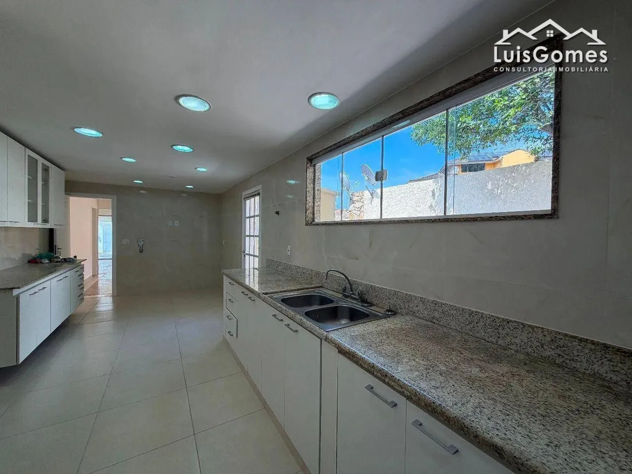 Unfurnished house with 5 bedrooms and 5 bathrooms — photo 12
