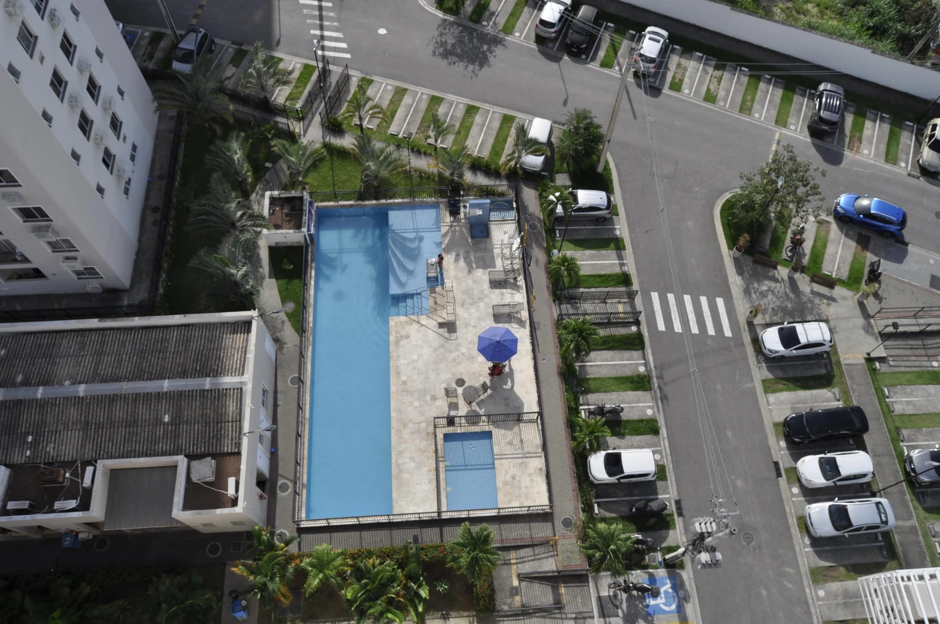 2-bedroom apartment in a building with a gym — photo 4