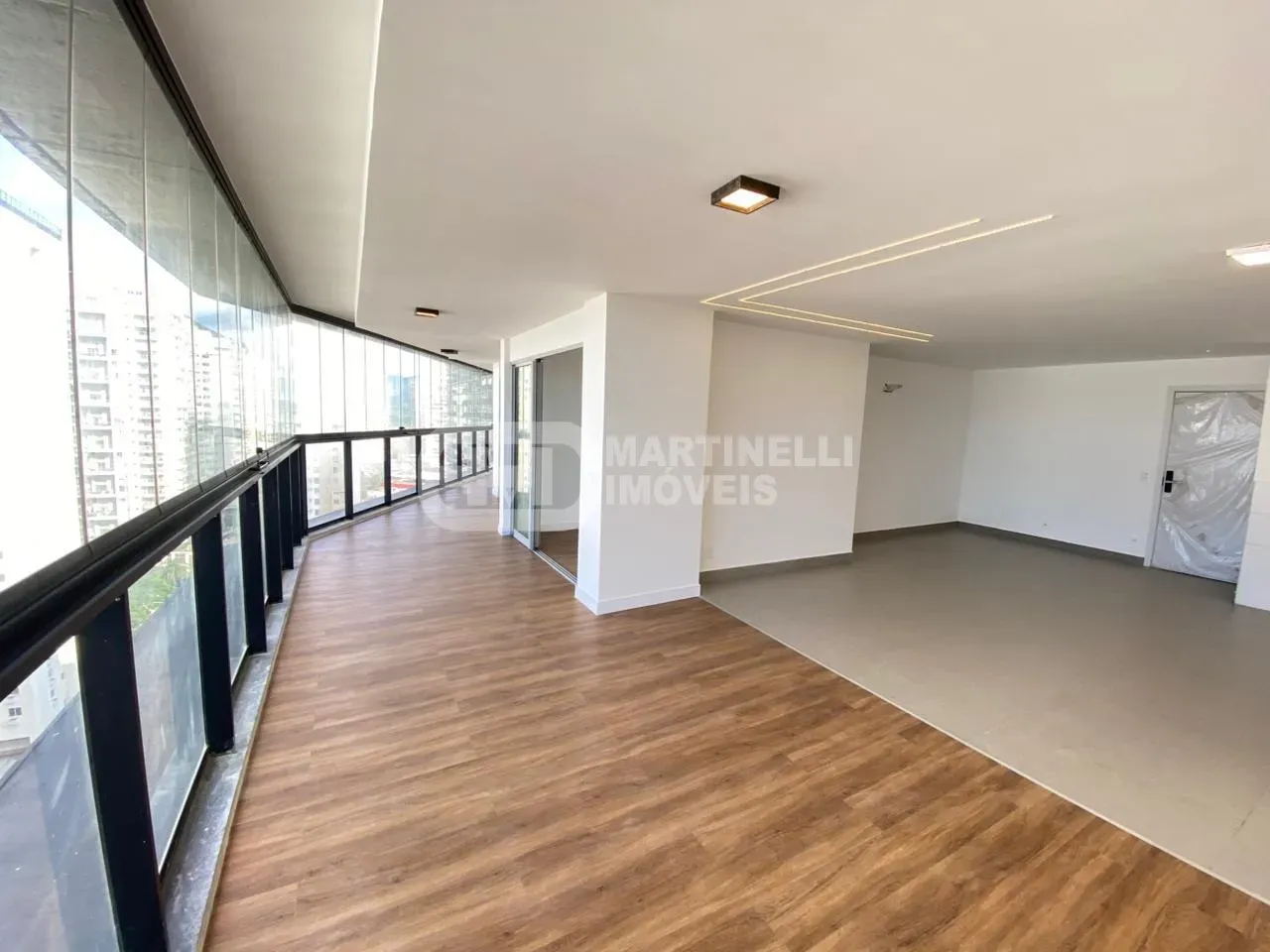 Glass-enclosed balcony in a 3-bedroom apartment, 119 m² — photo 9