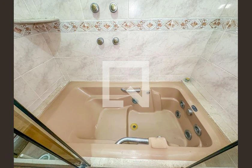 3-bedroom apartment with a bathtub — photo 44