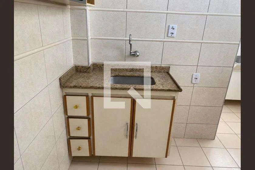 Apartamento de 50 m² com 2 quartos e cozinha separada