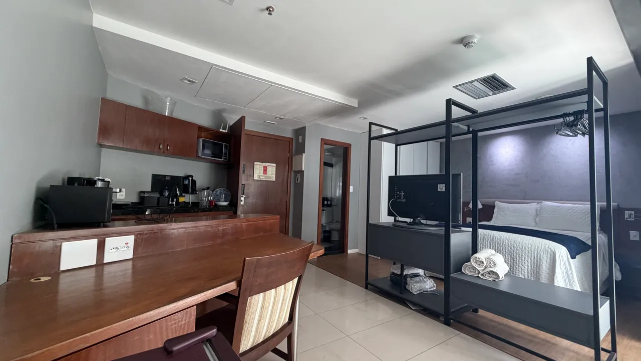Мебльована квартира з 1 спальнею, балконом і компактною міні-кухнею — photo 9