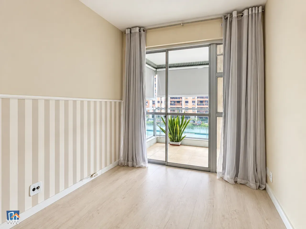 Glass-enclosed balcony in a 2-bedroom apartment, 88 m² — photo 18