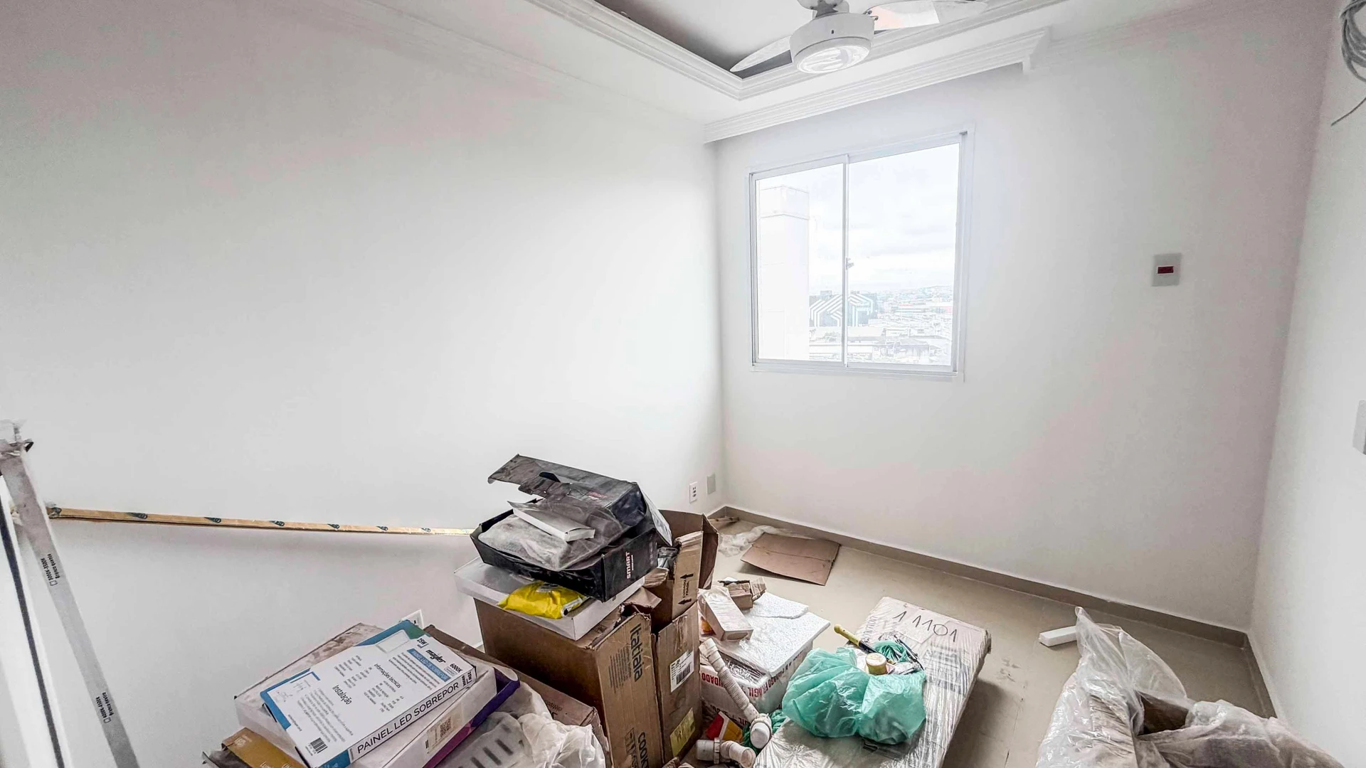 Glass-enclosed balcony in a one-bedroom apartment, 32 m² — photo 3