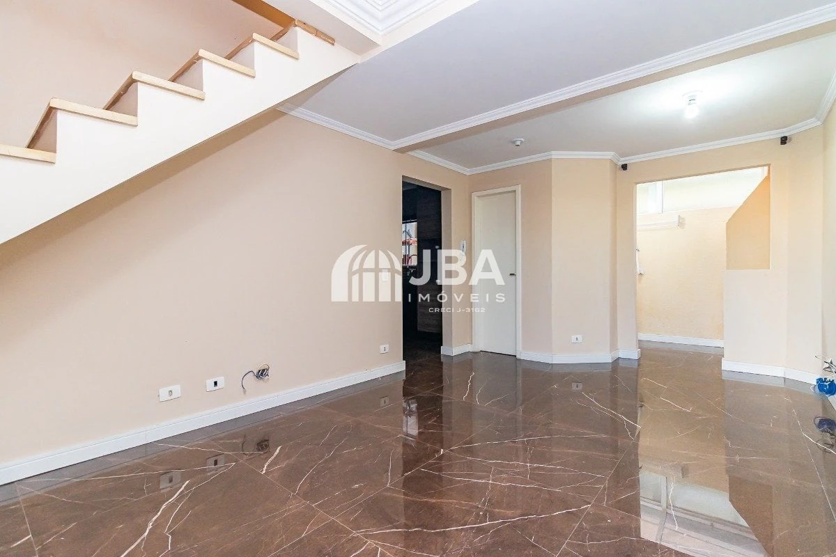 Glass-enclosed balcony in a 3-bedroom house, 85 m²