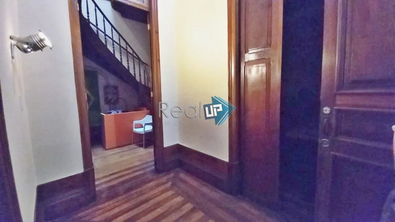 Colonial-style house with 3 bedrooms and a balcony — photo 71