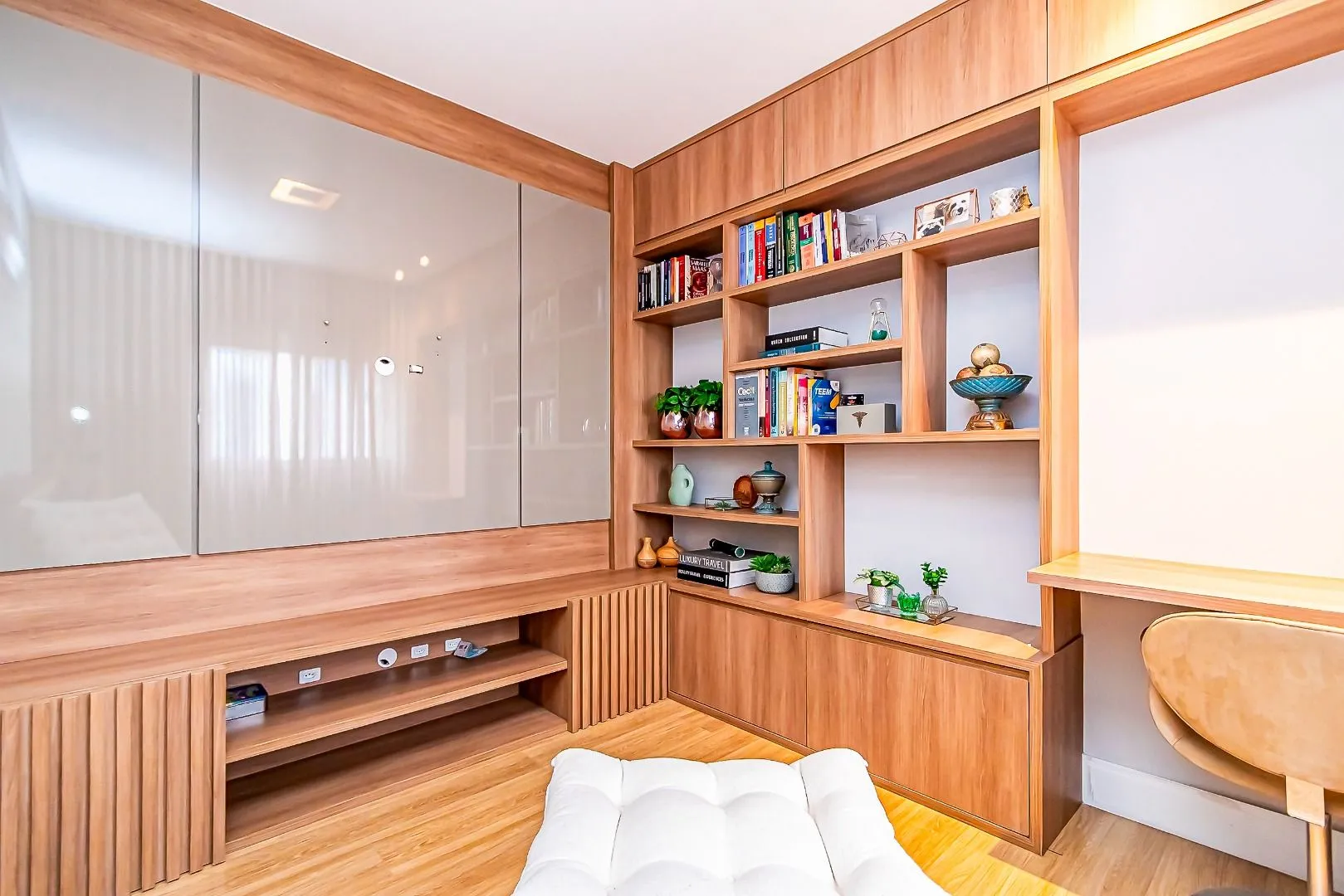 Glass-enclosed balcony in a 3-bedroom apartment, 110 m² — photo 14